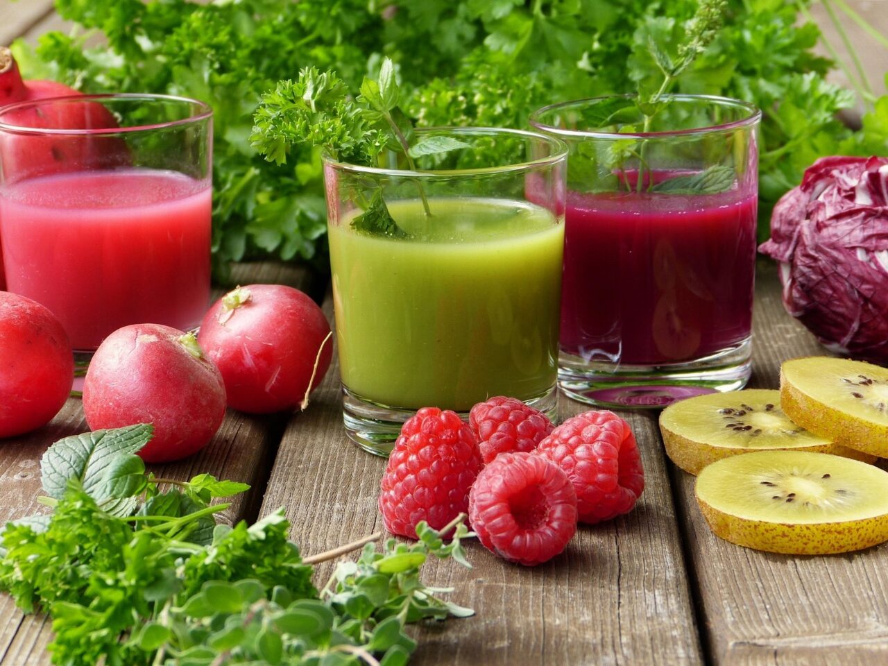 Smoothies und Gemüsesäfte helfen dabei, den Darm zu entlasten und richtig in eine Fastenkur zu starten