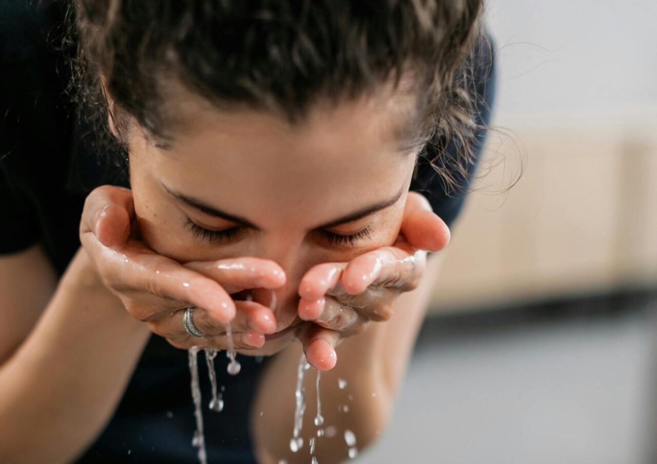 Der Gesichtsguss wirkt belebend und kann auch Kopfweh mindern (Foto: Alena Darmel/pexels.com)