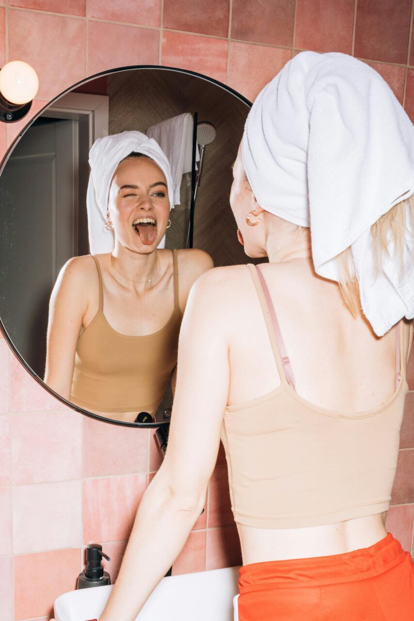 Grimassen schneiden gegen Falten: Gesichtsyoga macht Spaß und ist ein wirksames Anti-Aging-Mittel