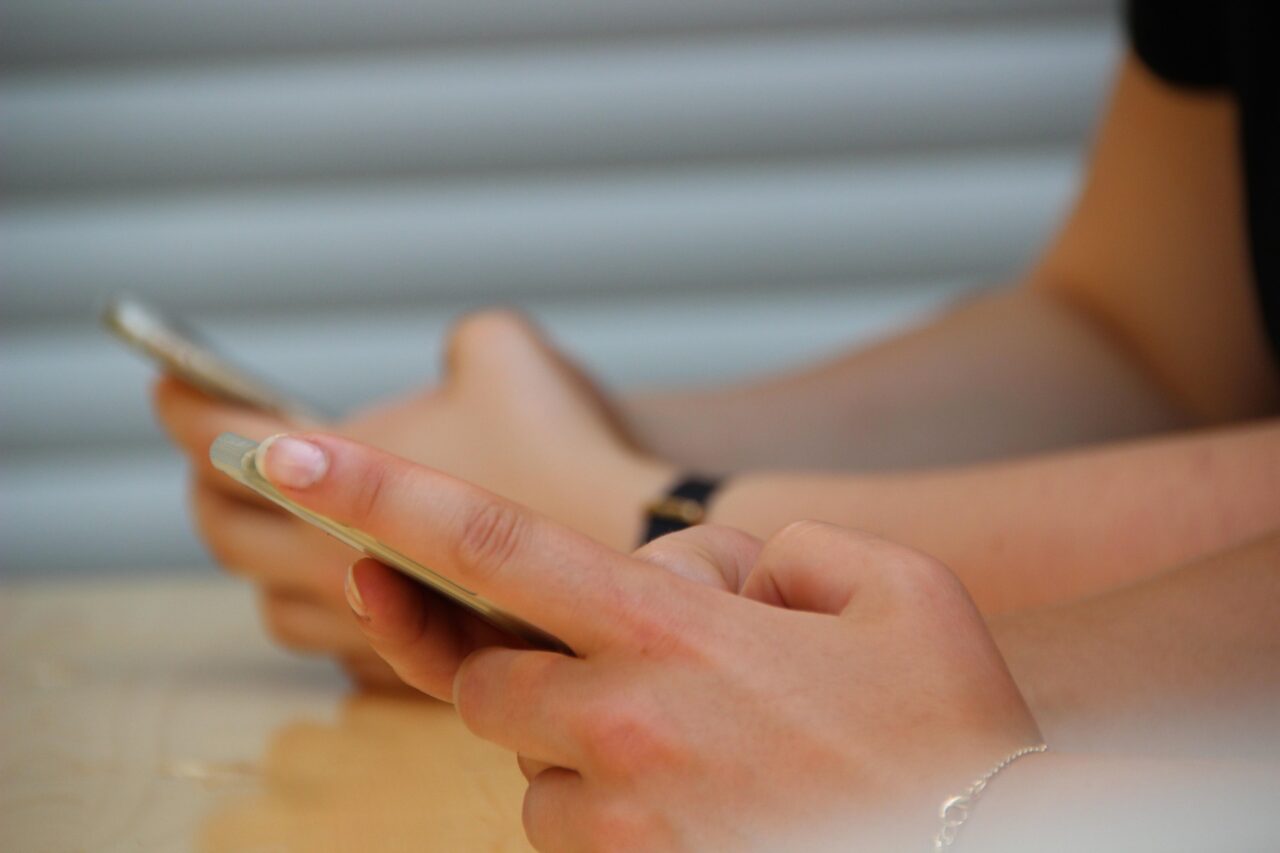 Der ständige Blick aufs Handy ändert das Sozialverhalten unserer Gesellschaft.
