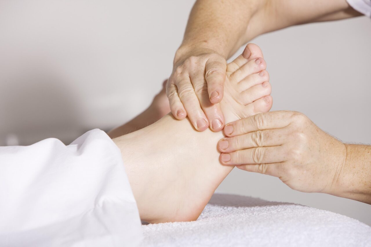 Die Fußreflexzonenmassage ist eine besondere Massageform, bei der über die Füße der ganze Körper stimuliert wird.