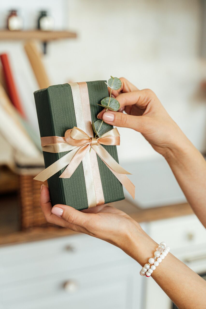 Besinnlichkeitsritual: ein Weihnachtsgeschenk ganz bewusst verpacken und mit allen Sinnen wahrnehmen