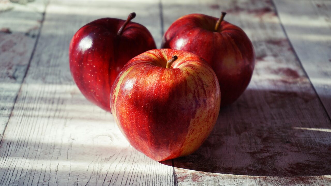 Gesunde Ernährung, zum Beispiel mit dem berühmten täglichen Apfel, ist ein großer Teil der Selbstfürsorge.