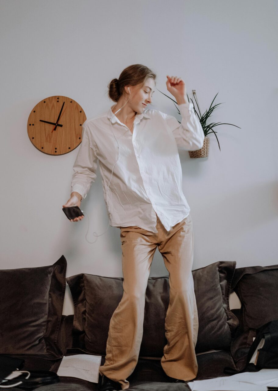 Ein paar Minuten tanzen hilft, Stress und Anspannung loszuwerden.