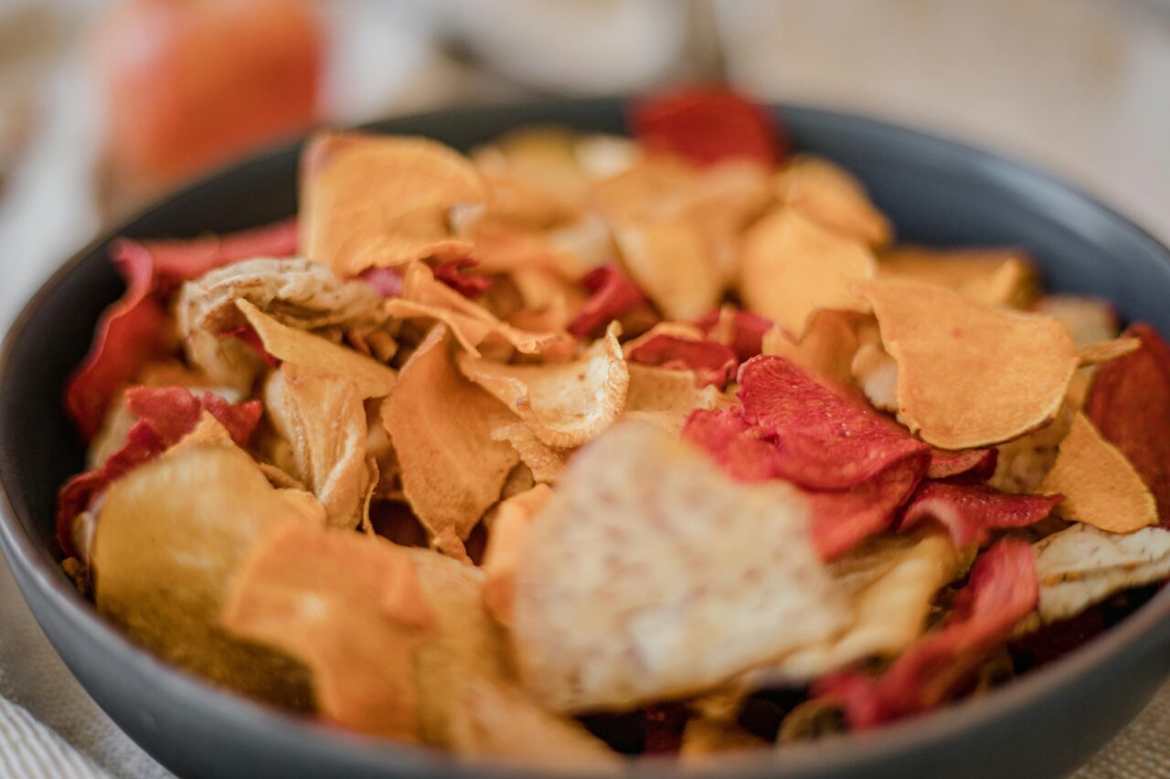 Nur unwesentlich gesünder als die Kartoffelvariante: Gemüsechips enthalten ebenfalls viel Fett.